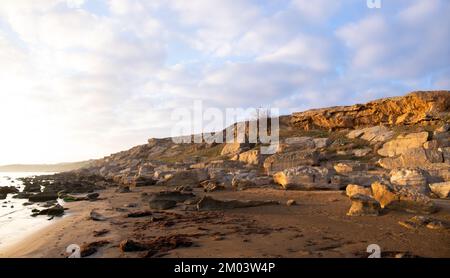 Grandes roches sur les rives de la mer Caspienne. Dyubyandy. Azerbaïdjan. Banque D'Images