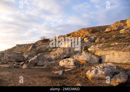 Grandes roches sur les rives de la mer Caspienne. Dyubyandy. Azerbaïdjan. Banque D'Images