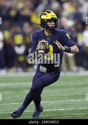 Indianapolis, États-Unis. 03rd décembre 2022. Michigan Wolverines Quarterback J.J. McCarthy (9) cherche à se lancer contre les constructeurs de bateaux Purdue dans le premier quart du championnat Big Ten à Indianapolis, Indiana, samedi, 3 décembre 2022. Photo par Aaron Josefczyk/UPI crédit: UPI/Alay Live News Banque D'Images