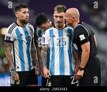 AR Rayyan, Qatar. 03rd décembre 2022. Nicolas Otamendi d'Argentine et Lisandro Martinez d'Argentine parlent à l'arbitre Szymon Marciniak lors de la coupe du monde de la FIFA Qatar 2022 Round 16 match entre l'Argentine et l'Australie au stade Ahmad Bin Ali à AR-Rayyan, Qatar sur 3 décembre 2022 (photo par Andrew Surma/ Credit: SIPA USA/Alay Live News Banque D'Images