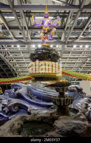 Bangkok, Thaïlande - 27 novembre 2022 : statue de l'Océan du lait au salon de départ de l'aéroport de Suvarnabhumi à Bangkok, Thaïlande. Mise en place de Banque D'Images