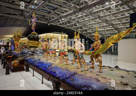 Bangkok, Thaïlande - 27 novembre 2022 : statue de l'Océan du lait au salon de départ de l'aéroport de Suvarnabhumi à Bangkok, Thaïlande. Mise en place de Banque D'Images