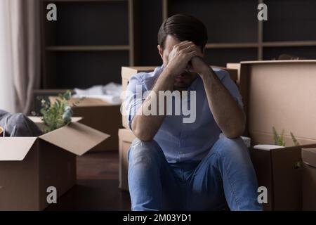 Triste désespéré propriétaire de maison déprimé, homme de locataire sortant de l'appartement Banque D'Images