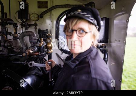 Bruchhausen Vilsen, Allemagne. 26th novembre 2022. La locomotive à vapeur Insa Drechsler-Konukiewitz pilote une locomotive du chemin de fer du musée. Le natif de Brême est l'un des seuls pilotes de locomotives à vapeur femelles. Elle forme également le personnel junior sur le chemin de fer du musée à Bruchhausen-Vilsen. Credit: Moritz Frankenberg/dpa/Alay Live News Banque D'Images