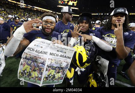 Indianapolis, États-Unis. 04th décembre 2022. Les joueurs de Michigan Wolverines célèbrent leur Grand dix Championship contre les constructeurs de bateaux à Purdue à Indianapolis, Indiana, samedi, 3 décembre 2022. Photo par Aaron Josefczyk/UPI crédit: UPI/Alay Live News Banque D'Images