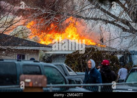 Reno, États-Unis. 03rd décembre 2022. Le toit d'une maison inoccupée brûle. Deux maisons inoccupées ont brûlé lors d'une chute de neige en hiver. La cause demeure inconnue et les enquêtes ont commencé à tenter de déterminer la cause. (Photo de Ty ONeil/SOPA Images/Sipa USA) crédit: SIPA USA/Alay Live News Banque D'Images