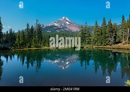 Vue sur le mont Jefferson depuis le lac Shale, Pacific Crest Trail, Oregon, États-Unis Banque D'Images