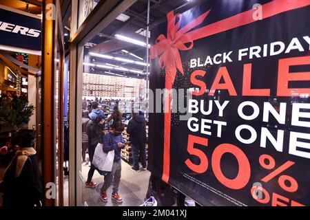 New York, États-Unis. 4th décembre 2022. Les gens magasinent dans un magasin pendant le Black Friday à Los Angeles, Californie, États-Unis, le 25 novembre 2022. Credit: Xinhua/Alay Live News Banque D'Images