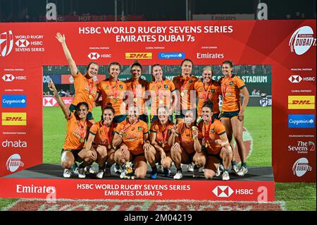 DUBAÏ, Émirats arabes Unis, 3rd décembre 2022. L'équipe féminine australienne pose pour des photos après avoir remporté la finale de la coupe de rugby 7s de Dubaï en 2022. L'événement fait partie de la série HSBC World Rugby Sevens 2022 Credit: Feroz Khan/Alay Live News Banque D'Images