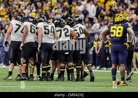 Indianapolis, Indiana, États-Unis. 3rd décembre 2022. Les Pudue Boilermakers offense des caucus pendant le match entre les Pudue Boilermakers et les Michigan Wolverines dans le championnat Big Ten au stade Lucas Oil, Indianapolis, Indiana. (Image de crédit : © Scott Stuart/ZUMA Press Wire) Banque D'Images
