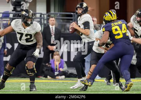 Indianapolis, Indiana, États-Unis. 3rd décembre 2022. Le quarterback de Purdue Boilermakers Aidan O'Connell (16) recherche un receveur pendant le match entre les Purndue Boilermakers et les Michigan Wolverines dans le championnat Big Ten au stade Lucas Oil, Indianapolis, Indiana. (Image de crédit : © Scott Stuart/ZUMA Press Wire) Banque D'Images