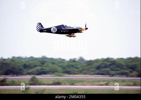 Remorquage d'un véhicule à bord d'un avion jusqu'au hall pour attendre une course à l'Air Race 1 à l'aéroport international U-Tapao Rayong-Pattaya le 19,2016 novembre, Thaïlande. Banque D'Images