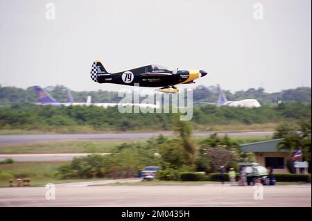 Remorquage d'un véhicule à bord d'un avion jusqu'au hall pour attendre une course à l'Air Race 1 à l'aéroport international U-Tapao Rayong-Pattaya le 19,2016 novembre, Thaïlande. Banque D'Images