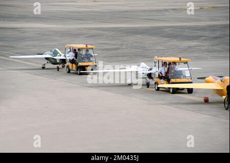 Remorquage d'un véhicule à bord d'un avion jusqu'au hall pour attendre une course à l'Air Race 1 à l'aéroport international U-Tapao Rayong-Pattaya le 19,2016 novembre, Thaïlande. Banque D'Images
