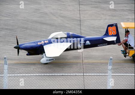 Remorquage d'un véhicule à bord d'un avion jusqu'au hall pour attendre une course à l'Air Race 1 à l'aéroport international U-Tapao Rayong-Pattaya le 19,2016 novembre, Thaïlande. Banque D'Images