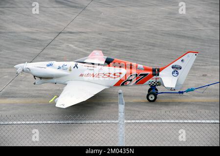 Remorquage d'un véhicule à bord d'un avion jusqu'au hall pour attendre une course à l'Air Race 1 à l'aéroport international U-Tapao Rayong-Pattaya le 19,2016 novembre, Thaïlande. Banque D'Images