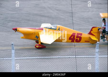 Remorquage d'un véhicule à bord d'un avion jusqu'au hall pour attendre une course à l'Air Race 1 à l'aéroport international U-Tapao Rayong-Pattaya le 19,2016 novembre, Thaïlande. Banque D'Images