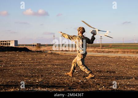 Roumanie. 22nd novembre 2022. Les soldats affectés au bataillon 1st, au Régiment 320th d'artillerie de campagne, au bataillon 1st, au Régiment 502nd d'infanterie et au bataillon 39th d'ingénieurs-brigades, à l'équipe de combat 2nd de brigade, à la 101st Division aéroportée (assaut aérien), conduisent une formation de qualification initiale en corbeau sur 22 novembre 2022, en Roumanie. Notre engagement à défendre le territoire de l'OTAN est indéfectible et les États-Unis continueront de renforcer notre position pour mieux défendre nos alliés de l'OTAN. Crédit : États-Unis Armée/ZUMA Press Wire Service/ZUMAPRESS.com/Alamy Live News Banque D'Images