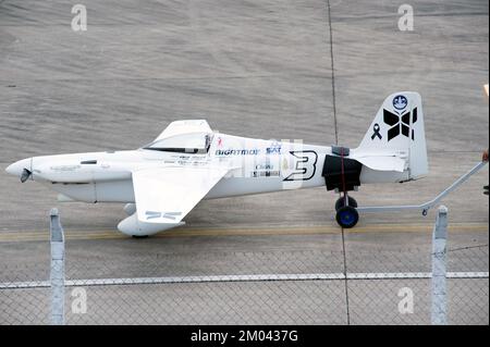 Remorquage d'un véhicule à bord d'un avion jusqu'au hall pour attendre une course à l'Air Race 1 à l'aéroport international U-Tapao Rayong-Pattaya le 19,2016 novembre, Thaïlande. Banque D'Images