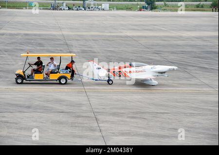 Remorquage d'un véhicule à bord d'un avion jusqu'au hall pour attendre une course à l'Air Race 1 à l'aéroport international U-Tapao Rayong-Pattaya le 19,2016 novembre, Thaïlande. Banque D'Images