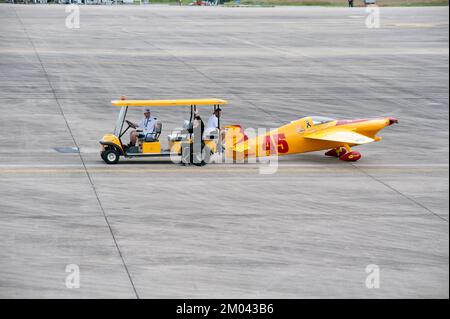 Remorquage d'un véhicule à bord d'un avion jusqu'au hall pour attendre une course à l'Air Race 1 à l'aéroport international U-Tapao Rayong-Pattaya le 19,2016 novembre, Thaïlande. Banque D'Images