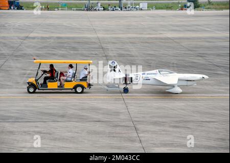 Remorquage d'un véhicule à bord d'un avion jusqu'au hall pour attendre une course à l'Air Race 1 à l'aéroport international U-Tapao Rayong-Pattaya le 19,2016 novembre, Thaïlande. Banque D'Images