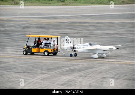 Remorquage d'un véhicule à bord d'un avion jusqu'au hall pour attendre une course à l'Air Race 1 à l'aéroport international U-Tapao Rayong-Pattaya le 19,2016 novembre, Thaïlande. Banque D'Images