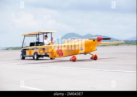 Remorquage d'un véhicule à bord d'un avion jusqu'au hall pour attendre une course à l'Air Race 1 à l'aéroport international U-Tapao Rayong-Pattaya le 19,2016 novembre, Thaïlande. Banque D'Images