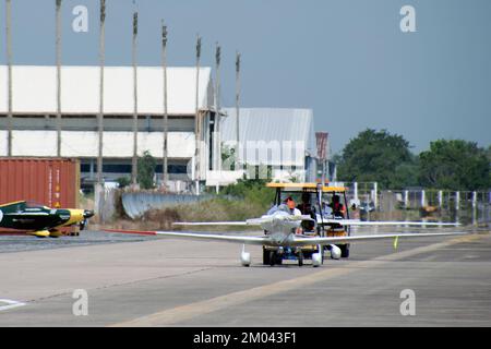 Remorquage d'un véhicule à bord d'un avion jusqu'au hall pour attendre une course à l'Air Race 1 à l'aéroport international U-Tapao Rayong-Pattaya le 19,2016 novembre, Thaïlande. Banque D'Images