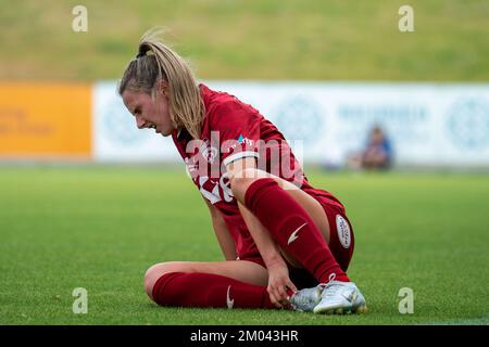 Adélaïde, Australie. 04th décembre 2022. Adélaïde, Australie méridionale, 4 décembre 2022 : Chelsie Dawber (10 Adelaide United) est blessé lors du match Liberty A-League entre Adelaide United et Western United au ServiceFM Stadium d'Adélaïde, en Australie. (NOE Llamas/SPP) crédit: SPP Sport Press photo. /Alamy Live News Banque D'Images