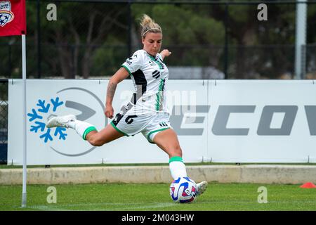 Adélaïde, Australie. 04th décembre 2022. Adélaïde, Australie méridionale, 4 décembre 2022 : Chloe Logarzo (6 Western United) prend un virage lors du match Liberty A-League entre Adélaïde United et Western United au stade ServiceFM d'Adélaïde, en Australie. (NOE Llamas/SPP) crédit: SPP Sport Press photo. /Alamy Live News Banque D'Images