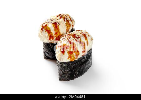 Deux gunkan maki avec garniture à l'anguille et sauce unagi et sésame Banque D'Images