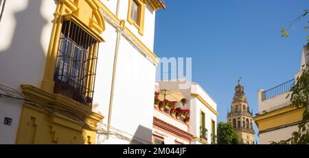 Quartier historique de Cordoue vue d'ensemble, Andalousie, Espagne. Balcon jaune avec fer forgé Banque D'Images