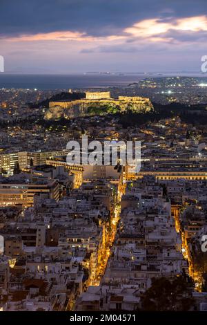 Vue sur la mer des maisons d'Athènes, temple Parthénon illuminé sur l'Acropole, ciel nuageux spectaculaire, du Mont Lycabette, Athènes, Grèce, Euros Banque D'Images