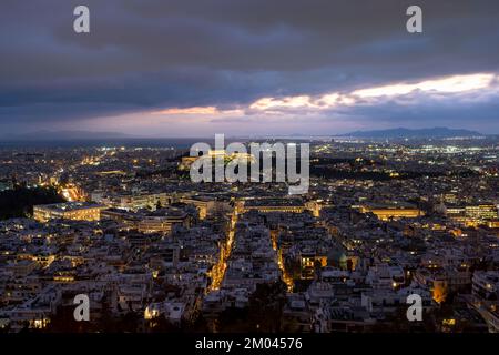 Vue sur la mer des maisons d'Athènes, temple Parthénon illuminé sur l'Acropole, ciel nuageux spectaculaire, du Mont Lycabette, Athènes, Grèce, Euros Banque D'Images