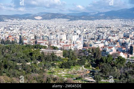 Vue sur la mer des maisons d'Athènes, en face de l'Agora grec avec le temple Hephaistos, Athènes, Attique, Grèce, Europe Banque D'Images