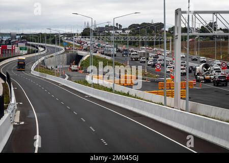 Trafic sur autoroute avec voie de bus claire, North Shore, Auckland, Île du Nord, Nouvelle-Zélande Banque D'Images