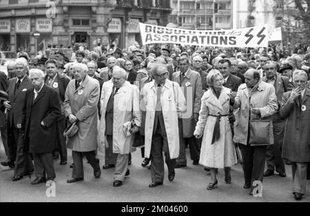 Les combattants de la résistance internationale et les persécutés du régime nazi ont manifesté contre la poursuite des crimes nazis, en partie habillés dans le clothe Banque D'Images