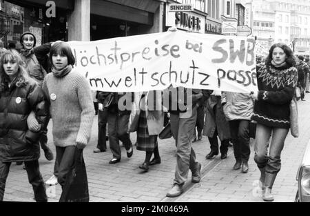 Élèves, étudiants et stagiaires (Azubis) avec diverses organisations de jeunes et d'étudiants ont manifesté contre une augmentation des tarifs sur 24.01.1981 à Bonn, G Banque D'Images