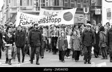 Élèves, étudiants et stagiaires (Azubis) avec diverses organisations de jeunes et d'étudiants ont manifesté contre une augmentation des tarifs sur 24.01.1981 à Bonn, G Banque D'Images