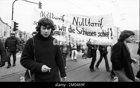 Élèves, étudiants et stagiaires (Azubis) avec diverses organisations de jeunes et d'étudiants ont manifesté contre une augmentation des tarifs sur 24.01.1981 à Bonn, G Banque D'Images