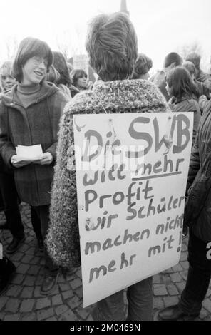 Élèves, étudiants et stagiaires (Azubis) avec diverses organisations de jeunes et d'étudiants ont manifesté contre une augmentation des tarifs sur 24.01.1981 à Bonn, G Banque D'Images