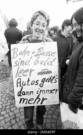 Élèves, étudiants et stagiaires (Azubis) avec diverses organisations de jeunes et d'étudiants ont manifesté contre une augmentation des tarifs sur 24.01.1981 à Bonn, G Banque D'Images