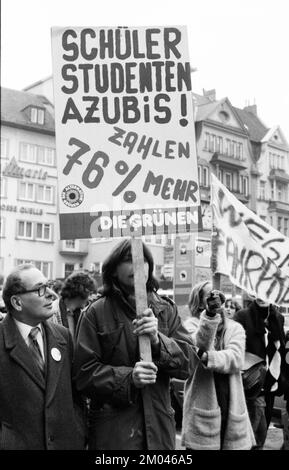 Élèves, étudiants et stagiaires (Azubis) avec diverses organisations de jeunes et d'étudiants ont manifesté contre une augmentation des tarifs sur 24.01.1981 à Bonn, G Banque D'Images