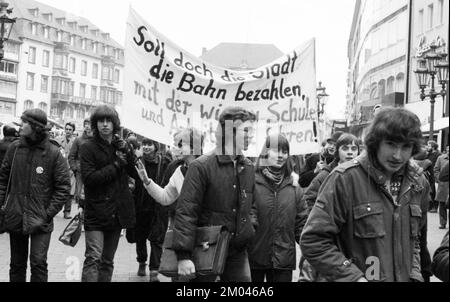 Élèves, étudiants et stagiaires (Azubis) avec diverses organisations de jeunes et d'étudiants ont manifesté contre une augmentation des tarifs sur 24.01.1981 à Bonn, G Banque D'Images