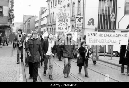 Élèves, étudiants et stagiaires (Azubis) avec diverses organisations de jeunes et d'étudiants ont manifesté contre une augmentation des tarifs sur 24.01.1981 à Bonn, G Banque D'Images