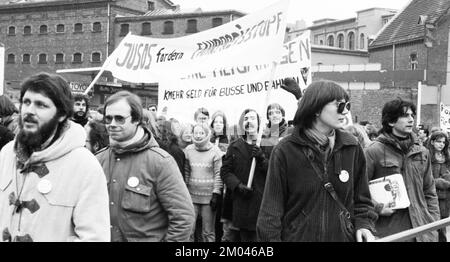 Élèves, étudiants et stagiaires (Azubis) avec diverses organisations de jeunes et d'étudiants ont manifesté contre une augmentation des tarifs sur 24.01.1981 à Bonn, G Banque D'Images