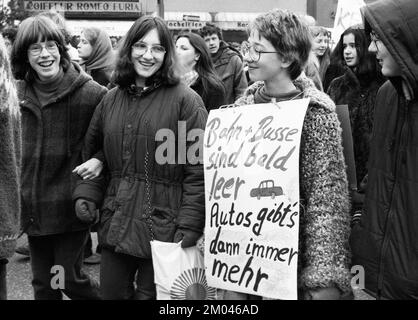 Élèves, étudiants et stagiaires (Azubis) avec diverses organisations de jeunes et d'étudiants ont manifesté contre une augmentation des tarifs sur 24.01.1981 à Bonn, G Banque D'Images