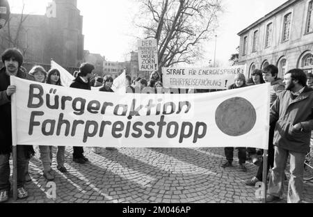 Élèves, étudiants et stagiaires (Azubis) avec diverses organisations de jeunes et d'étudiants ont manifesté contre une augmentation des tarifs sur 24.01.1981 à Bonn, G Banque D'Images