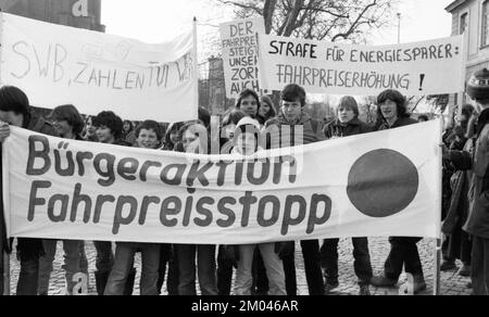 Élèves, étudiants et stagiaires (Azubis) avec diverses organisations de jeunes et d'étudiants ont manifesté contre une augmentation des tarifs sur 24.01.1981 à Bonn, G Banque D'Images